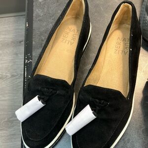 Naturalizer Black Flats with Classic Loafer Design 7M